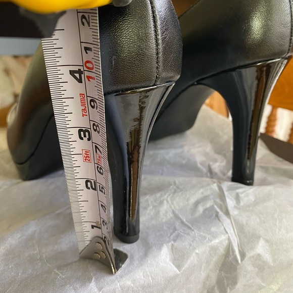Tahari 3 1/2 inch heels in black size 7 1/2 medium. Letter upper. - Picture 6 of 8